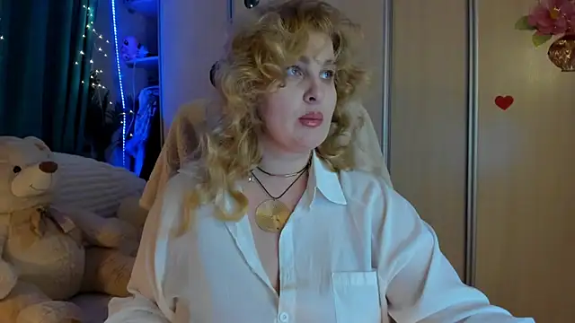 CoraSwon online show from 03-18-26, 06:00