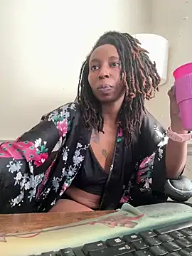 Snapshot of LeyaHoneybuns chatting on 01-08-25, 03:39 LeyaHoneybuns online show from 01-08-25, 03:39