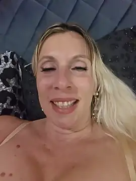 Snapshot of Ina_HotX chatting on 05-19-26, 04:24 Ina HotX online show from 05-19-26, 04:24