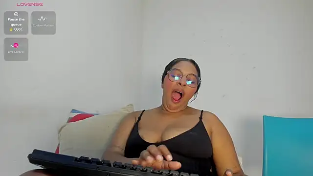 Snapshot of Maya_Graham chatting on 07-27-26, 07:26 Maya Graham online show from 07-27-26, 07:26