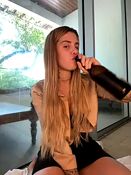 EmiliaCatalina online show from 11-30-25, 05:39