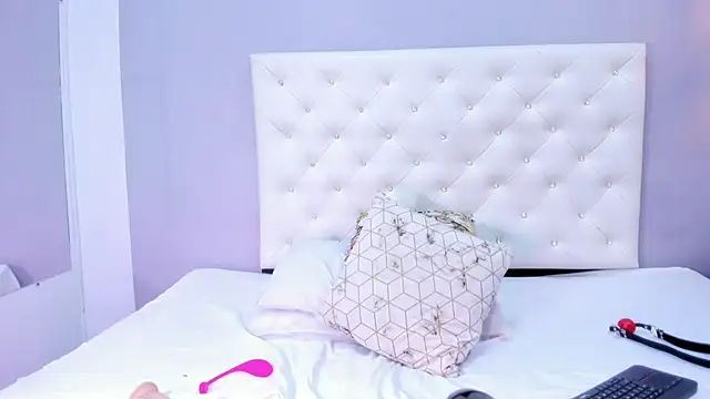 NICOLSKINNY1 online show from 09-24-25, 06:55