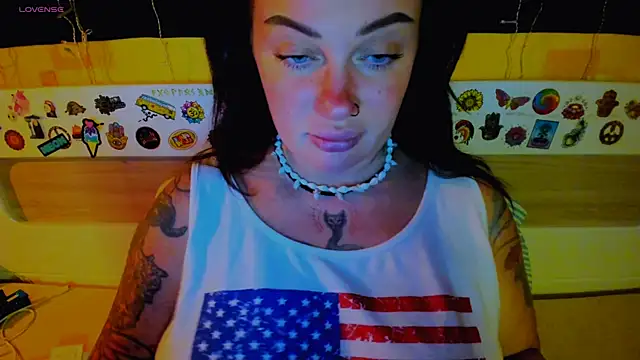 EllieOz online show from 10-20-25, 04:40