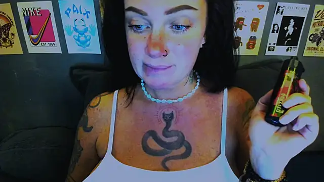 Snapshot of EllieOz chatting on 04-26-26, 04:04 EllieOz online show from 04-26-26, 04:04