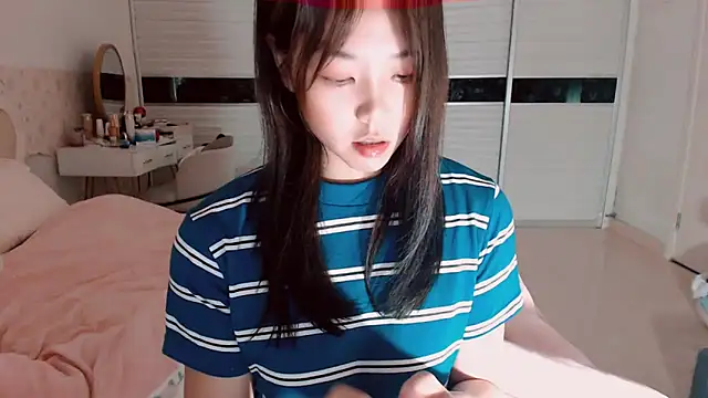 Snapshot of -Lucky_Girl chatting on 04-24-26, 01:02 -Lucky Girl online show from 04-24-26, 01:02