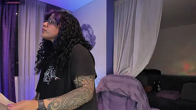 Snapshot of witchviolet chatting on 03-10-26, 01:32 witchviolet online show from 03-10-26, 01:32