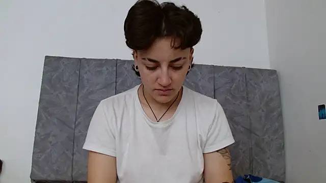 linda 33 online show from 10-31-25, 02:07