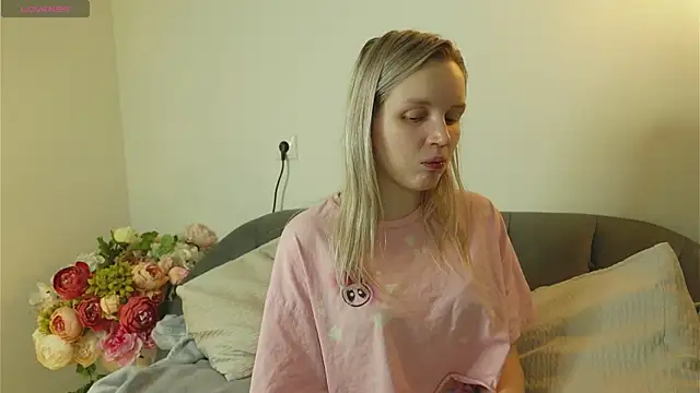 Beatrica Klein online show from 11-17-25, 04:13