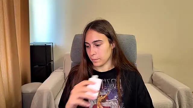 Snapshot of AliceKolltt chatting on 09-23-25, 09:34 AliceKolltt online show from 09-23-25, 09:34