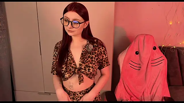 Snapshot of RozieRose chatting on 10-26-25, 04:51 RozieRose online show from 10-26-25, 04:51