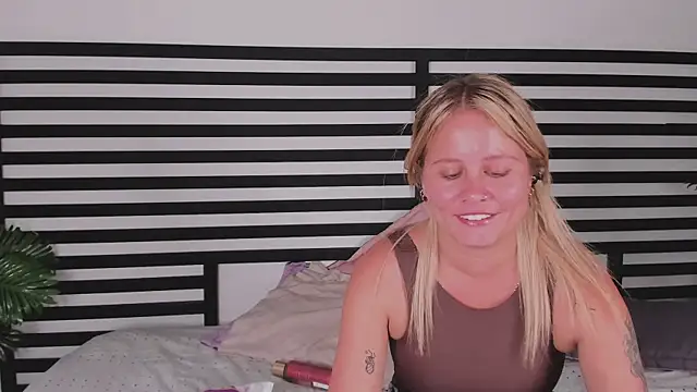 stefanny ruiz  online show from 12-10-24, 06:28