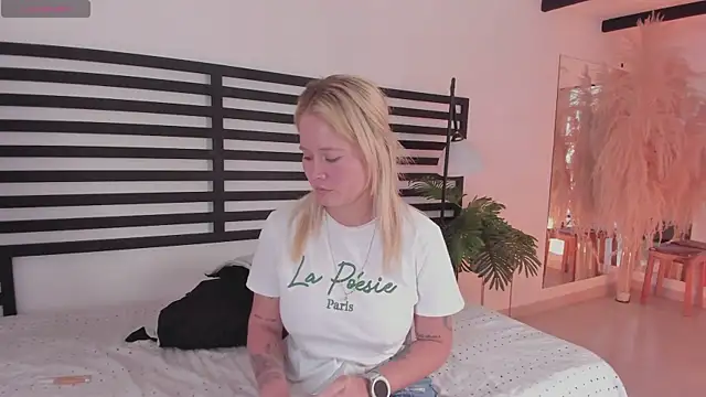 stefanny ruiz  online show from 12-18-24, 03:33