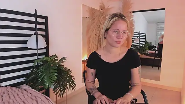 stefanny ruiz  online show from 01-26-25, 02:41