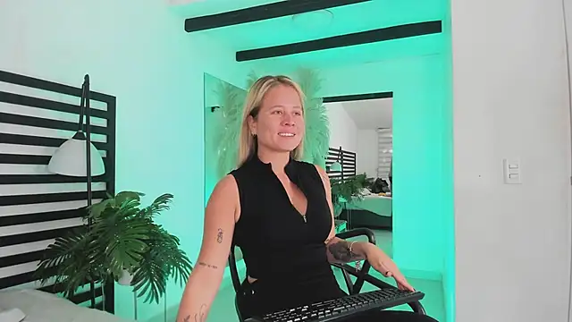 stefanny ruiz  online show from 01-28-25, 12:22