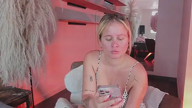 stefanny ruiz  online show from 02-25-25, 02:44