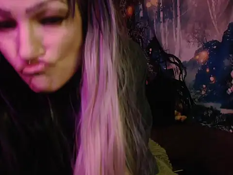 Snapshot of HighCityHoney chatting on 09-18-25, 06:54 HighCityHoney online show from 09-18-25, 06:54