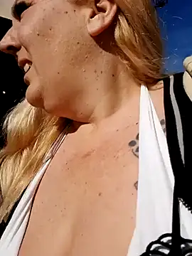 BecciDeluxe online show from 12-21-25, 11:39