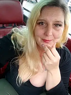 BecciDeluxe online show from 04-13-26, 07:58