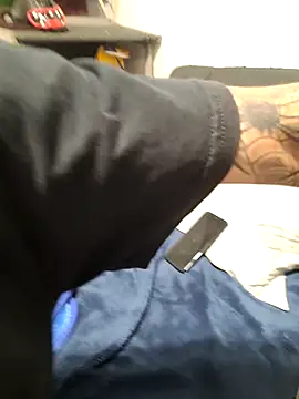 Snapshot of LongDickZee562 chatting on 10-19-25, 09:54 LongDickZee562 online show from 10-19-25, 09:54