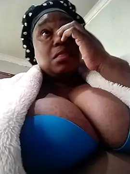 Snapshot of MATUREBUSSTY chatting on 09-28-25, 07:47 MATUREBUSSTY online show from 09-28-25, 07:47