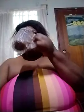 Snapshot of MATUREBUSSTY chatting on 10-30-25, 04:30 MATUREBUSSTY online show from 10-30-25, 04:30