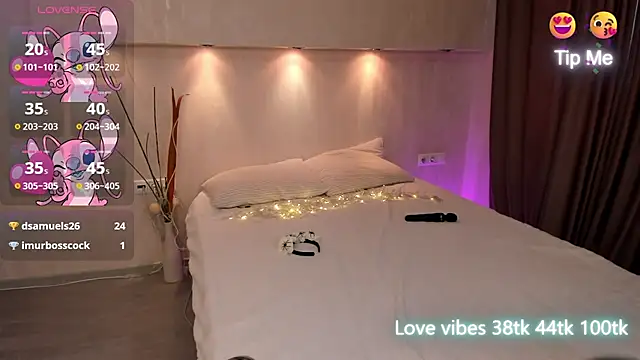 Snapshot of Tracy-Taylor chatting on 03-06-25, 03:35 Tracy-Taylor online show from 03-06-25, 03:35