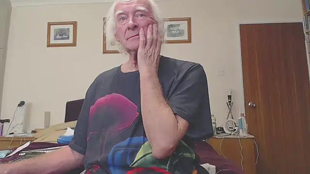 Snapshot of WaverlyKernow chatting on 01-31-25, 10:20 WaverlyKernow online show from 01-31-25, 10:20