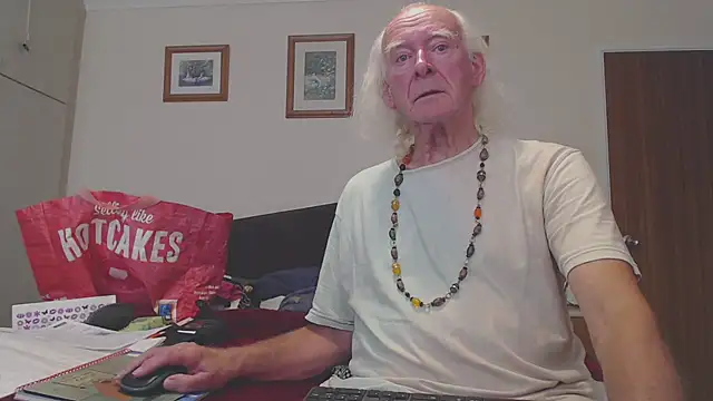 Snapshot of WaverlyKernow chatting on 09-21-25, 01:35 WaverlyKernow online show from 09-21-25, 01:35