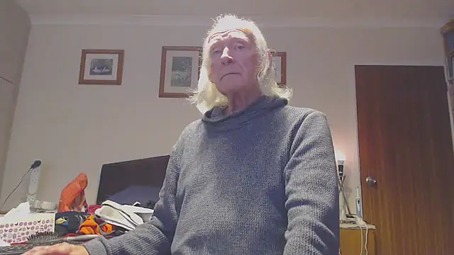 Snapshot of WaverlyKernow chatting on 10-15-25, 01:33 WaverlyKernow online show from 10-15-25, 01:33