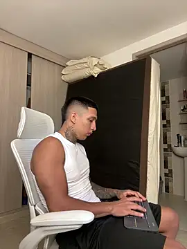 Snapshot of sendfer chatting on 10-10-25, 10:42 sendfer online show from 10-10-25, 10:42