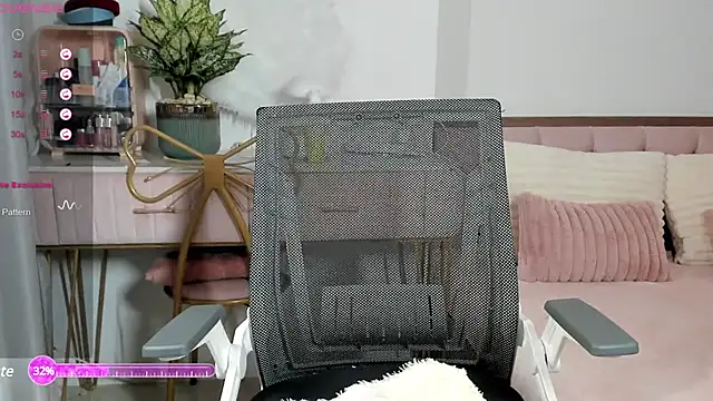 Snapshot of _Joliie_ chatting on 02-15-25, 08:01  Joliie  online show from 02-15-25, 08:01