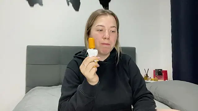 Embersweetbunny online show from 02-03-25, 03:17