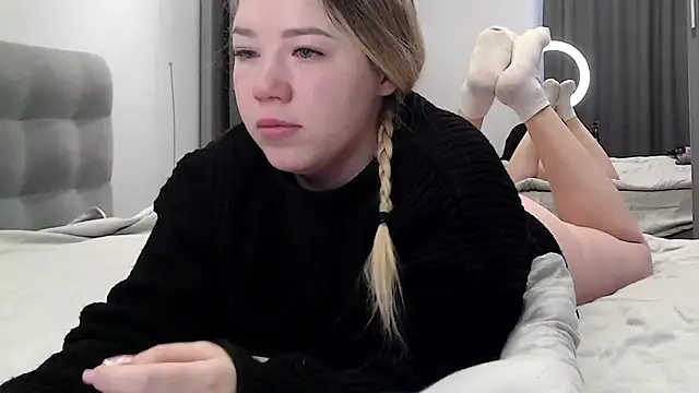 Embersweetbunny online show from 02-04-26, 06:41