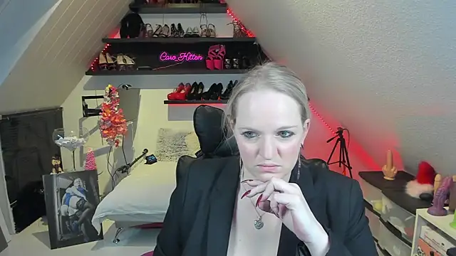 Snapshot of caro_kitten chatting on 12-15-24, 10:18 caro kitten online show from 12-15-24, 10:18