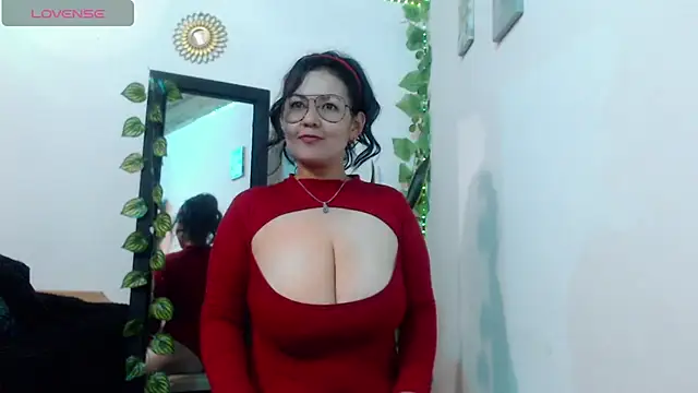 Snapshot of Donniia chatting on 04-24-26, 10:45 Donniia online show from 04-24-26, 10:45