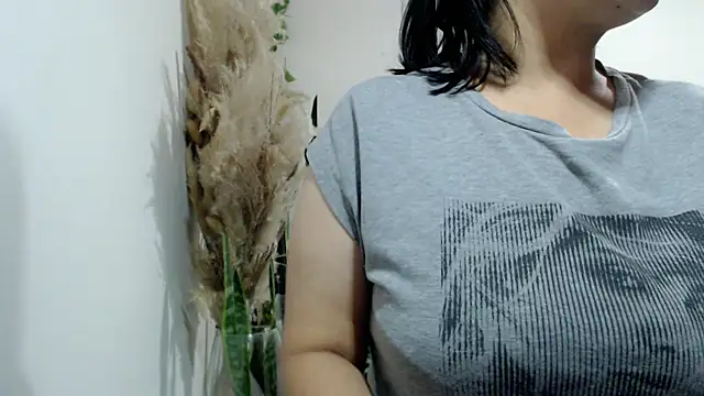 Snapshot of Donniia chatting on 05-08-26, 01:22 Donniia online show from 05-08-26, 01:22