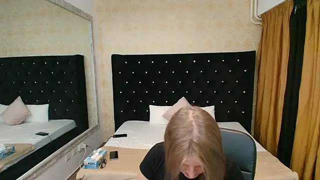 Lilly hott online show from 11-16-25, 07:52