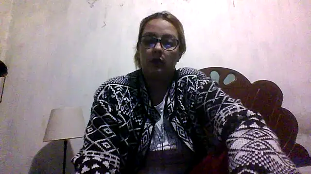 Samanthat33 online show from 11-18-25, 04:39