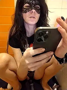 Snapshot of EmySkinny85 chatting on 02-13-25, 02:52 EmySkinny85 online show from 02-13-25, 02:52