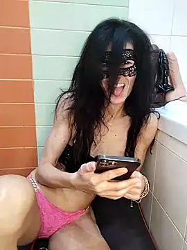 Snapshot of EmySkinny85 chatting on 02-24-25, 10:04 EmySkinny85 online show from 02-24-25, 10:04