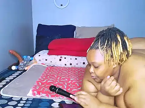 Snapshot of fatafricanqueen chatting on 09-27-25, 10:53 fatafricanqueen online show from 09-27-25, 10:53