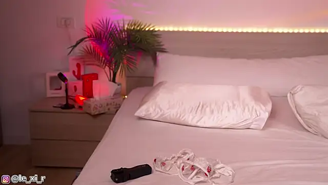 Lexi Reed online show from 10-17-25, 02:08