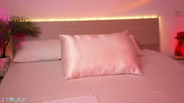 Lexi Reed online show from 10-22-25, 03:23