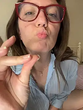 BeatriceTender online show from 05-18-26, 06:47