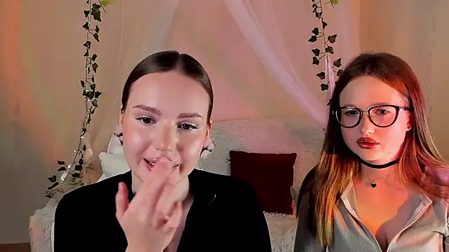 Snapshot of MishkaMe chatting on 11-13-25, 06:34 MishkaMe online show from 11-13-25, 06:34