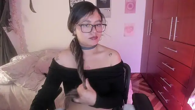 StephaniFox online show from 12-19-25, 01:45