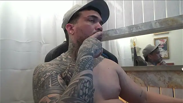 Snapshot of Angel_sex_latin chatting on 10-23-25, 04:56 Angel sex latin online show from 10-23-25, 04:56