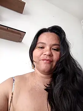 Snapshot of Julieta-tits chatting on 05-13-26, 05:10 Julieta-tits online show from 05-13-26, 05:10