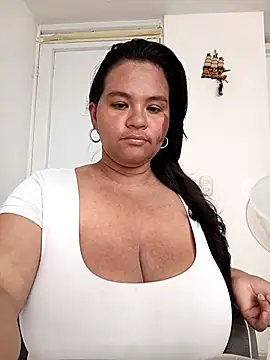 Snapshot of Julieta-tits chatting on 05-21-26, 04:36 Julieta-tits online show from 05-21-26, 04:36