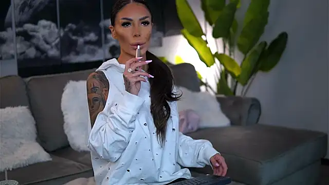 RaquelleVon online show from 09-26-25, 07:01